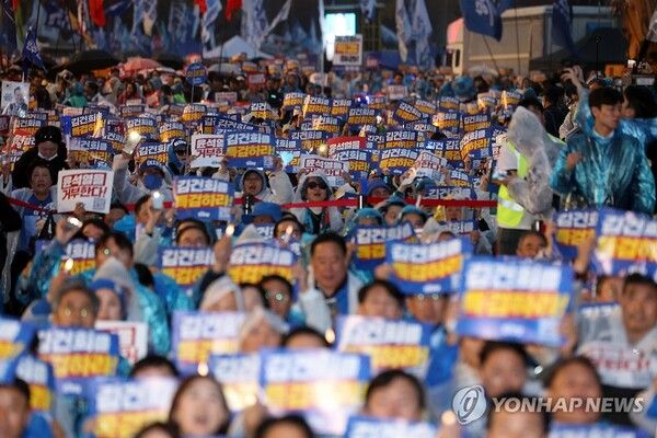 16일 오후 서울 광화문 북측광장 인근에서 더불어민주당 주최로 열린 '김건희 윤석열 국정농단 규탄·특검 촉구 제3차 국민 행동의 날' 장외 집회에서 참석자들이 구호를 외치고 있다. 2024.11.16 [사진=연합뉴스]