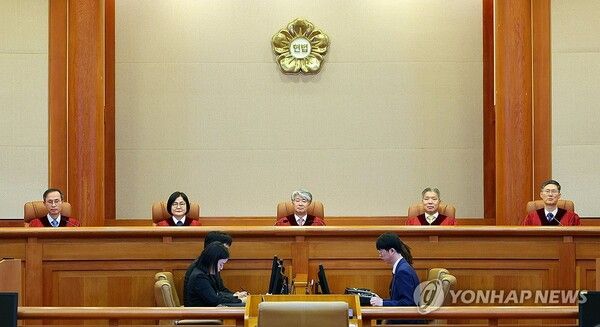착석하는 헌재재판관들 [사진=연합뉴스]