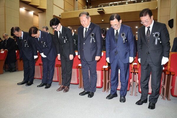 김덕룡 추모위원장(왼쪽부터), 우원식 국회의장, 국민의힘 한동훈 대표, 이상민 행정안전부 장관, 주호영 국회부의장, 홍철호 정무수석 등이 22일 오전 서울 동작구 국립서울현충원에서 열린 고(故) 김영삼(YS) 전 대통령 9주기 추모식에서 묵념하고 있다.[사진=연합뉴스]