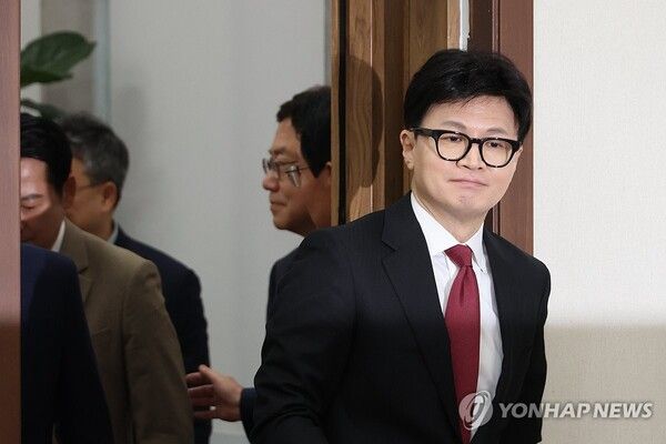 국민의힘 한동훈 대표가 21일 오전 서울 여의도 국회에서 열린 최고위원회의에 참석하고 있다. 2024.11.21 [사진=연합뉴스]