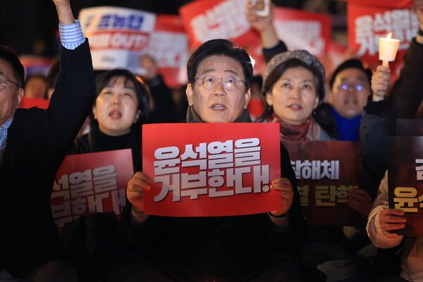 더불어민주당 이재명 대표가 23일 오후 서울 종로구 광화문 북측광장 인근에서 거부권을 거부하는 전국비상행동 주최로 열린 '김건희-채상병 특검 추진! 국정농단 규명! 윤석열을 거부한다 2차 시민행진'에 참석해 구호를 외치고 있다. [사진=연합뉴스]