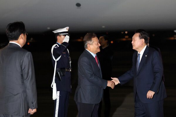 윤석열 대통령이 지난 21일 새벽 서울공항에서 페루 브라질 순방을 마치고 돌아오면서 마중나온 이상민 행정안전부 장관과 악수하고 있다. 이 장관은 올 연말 개각에서 최우선 교체대상으로 꼽히는 장수장관이다.&nbsp; [사진=대통령실 제공]