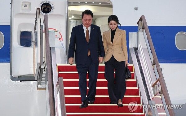 윤석열 대통령과 부인 김건희 여사가 지난 9월 22일 성남 서울공항에서 체코 공식 방문을 마치고 전용기인 공군 1호기편으로 귀국하고 있다. [사진=연합뉴스]