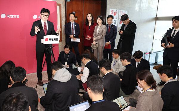 국민의힘&nbsp;한동훈&nbsp;대표가 25일 오전 국회에서 열린 최고위원회의를 마친 뒤 나와 취재진의 질문에 답변하고 있다. [사진=연합뉴스]