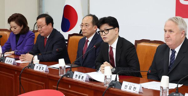 국민의힘&nbsp;한동훈&nbsp;대표(오른쪽 두번째)가 25일 오전 국회에서 열린 최고위원회의에서 발언하고 있다. [사진=연합뉴스]