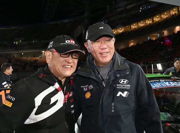 아키오 도요타 회장과 정의선 현대차 회장 [사진=연합뉴스]