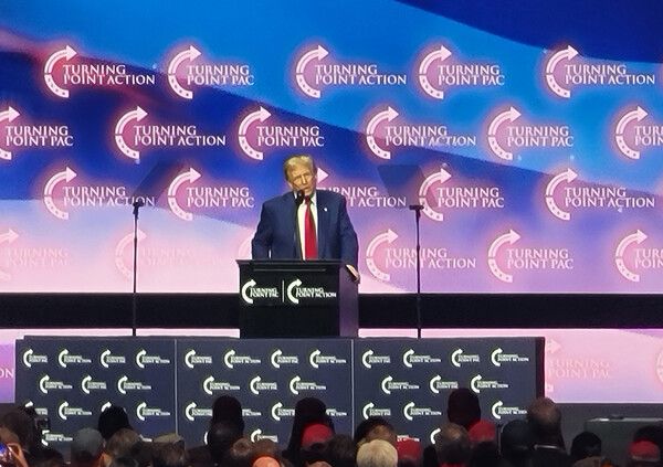 미국 공화당 대통령 후보인 도널드 트럼프 전 대통령이 10월 23일(현지시간) 대선 경합주인 조지아주 애틀랜타 교외 덜루스의 가스사우스 아레나에서 열린 유세장에서 연설하고 있다. [사진=연합뉴스]