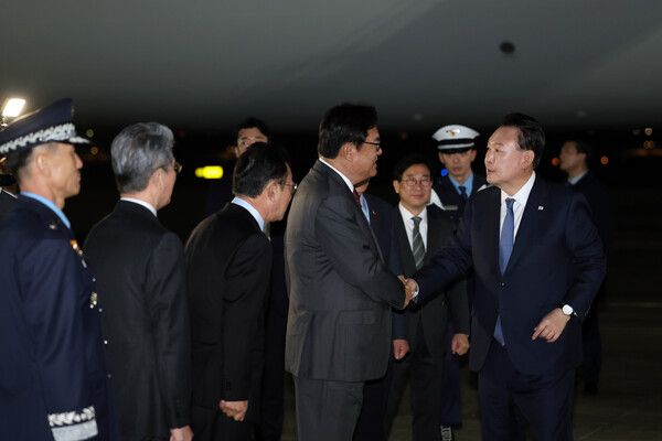 윤석열 대통령이 지난 21일 새벽 서울공항에서 페루 브라질 순방을 마치고 돌아오면서 마중나온 정진석 비서실장과 인사를 나누고 있다. [사진=대통령실 제공]
