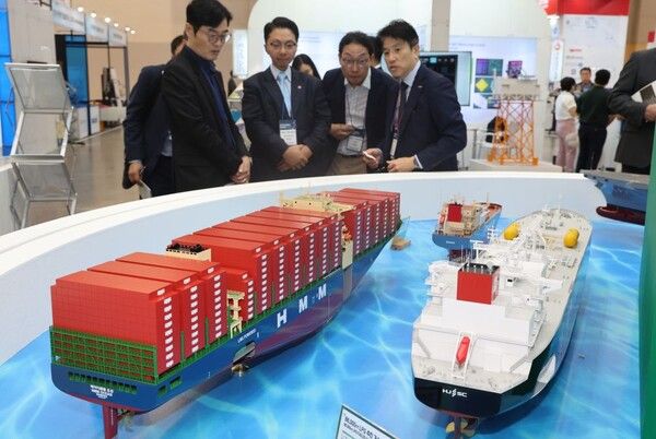 트럼프 2기에 조선 산업이 기회가 될 것으로 보인다. 사진은 ‘2024 국제해양플랜트 전시회’에서 HJ중공업 부스를 찾은 관람객들이 9000TEU급 메탄올 DF 컨테이너선, 7700TEU급 LNG DF 컨테이너선, LNG 벙커링선 등 다양한 친환경 선박 모형을 둘러보고 있다. [사진=연합뉴스]
