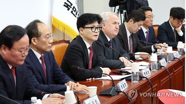 국민의힘 한동훈 대표(왼쪽 세번째)가 25일 오전 국회에서 열린 최고위원회의에서 발언하고 있다. [사진=연합뉴스]