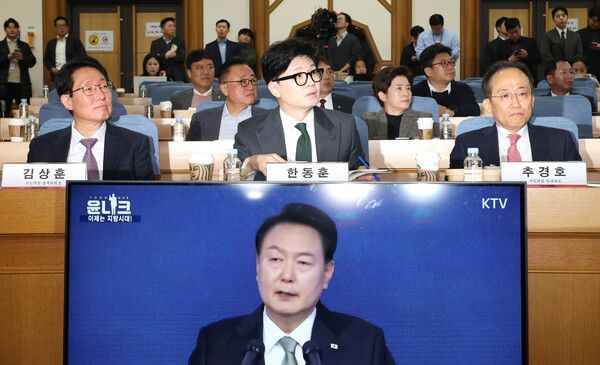 국민의힘&nbsp;한동훈 대표(가운데)와 추경호 원내대표가 26일 오전 국회 의원회관에서 열린&nbsp;국민의힘&nbsp;초선의원 공부모임 네 번째 '지방시대, 지속가능한 대한민국 성장 동력'에 참석해 자리하고 있다. 왼쪽은 김상훈 정책위의장. [사진=연합뉴스]