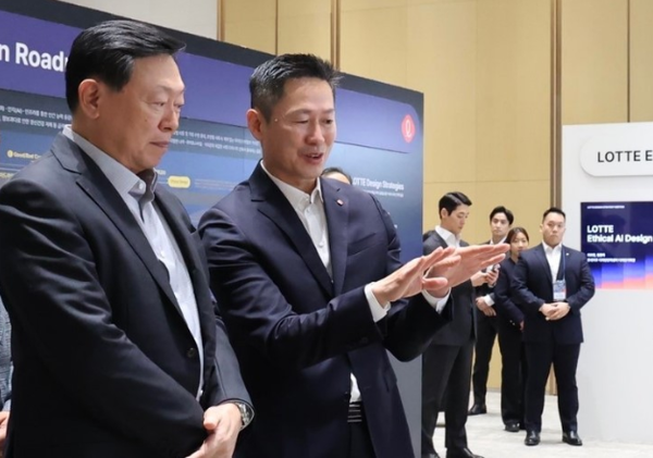 신동빈 롯데 회장(사진 왼쪽)과 이돈태 롯데지주 디자인전략센터장이 롯데 디자인의 미래라는 주제로 마련된 전시 부스를 살펴보고 있다. [사진=롯데지주]