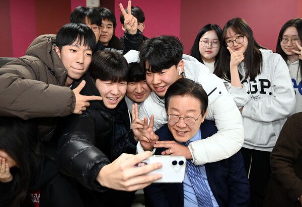 더불어민주당 이재명 대표가 27일 성동구 금호고등학교에서 열린 고교 무상교육을 위한 현장 간담회를 마치고 점심 식사를 하던 중 학생들과 함께 사진을 찍고 있다. [사진=연합뉴스]