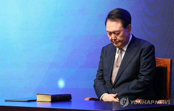 윤석열 대통령이 22일 서울 중구 신라호텔에서 열린 제56회 국가조찬기도회에서 기도하고 있다. [대통령실통신사진기자단] [사진=연합뉴스]