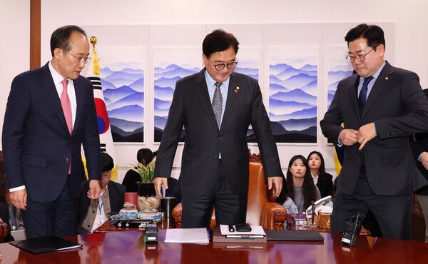 우원식 국회의장과 국민의힘 추경호 원내대표(왼쪽), 더불어민주당 박찬대 원내대표(오른쪽)가 26일 서울 여의도 국회에서&nbsp;채상병&nbsp;순직사건 국정조사 특위 가동 등 현안을 논의하기 위한 회동에 앞서 카메라를 향해 서고 있다. [사진=연합뉴스]