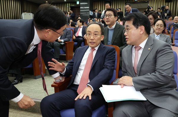 국민의힘 추경호 원내대표(가운데)와 배준영 원내수석부대표, 서범수 사무총장(왼쪽)이 28일 오후 국회에서 열린&nbsp;의원총회에서 대화하고 있다. [사진=연합뉴스]