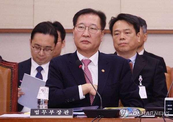 박성재 법무장관이 27일 국회에서 열린 법제사법위원회 전체회의에 출석, 시작을 기다리고 있다. [사진=연합뉴스]