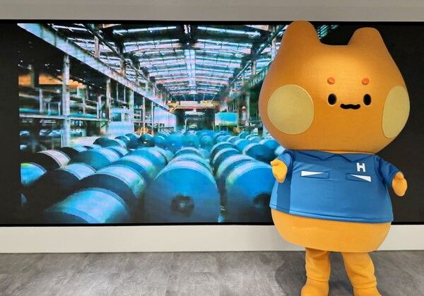 현대제철이 최근&nbsp;대중과&nbsp;소통을 강화하기 위해 만든 캐릭터 ‘용강이’를 공개했다. [사진=현대제철]&nbsp;