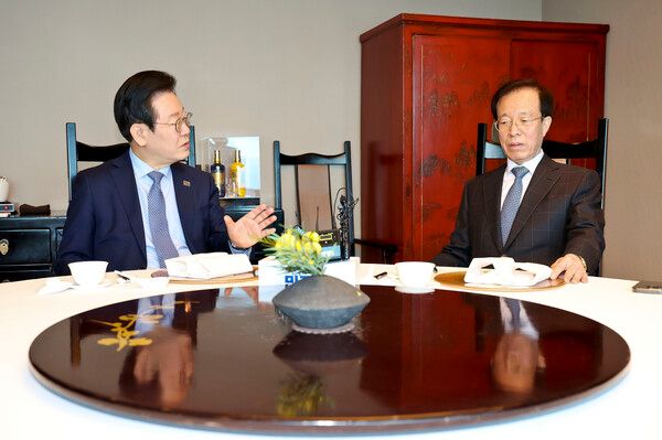 더불어민주당 이재명 대표가 28일 여의도 한 식당에서 이석연 전 법제처장과 만나 대화하고 있다. [사진=연합뉴스]