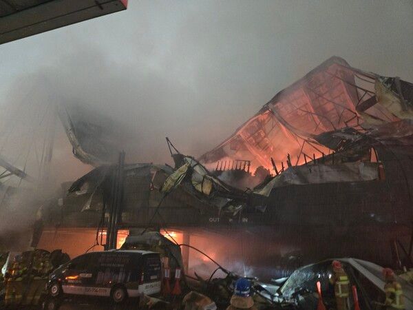 27일 밤 화재로 분당오리역 부근에 위치한 드림시티 주택홍보관이 불타고 있다. [사진=드림하우징]