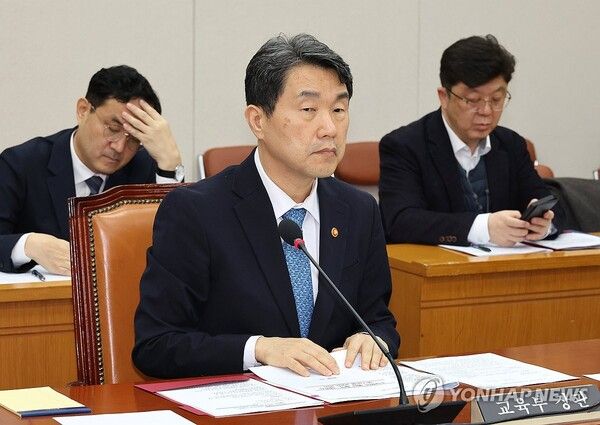 28일 오전 국회에서 열린 교육위원회 전체회의에 참석한 이주호 사회부총리 겸 교육부 장관이 위원장의 발언을 경청하고 있다.2024.11.28 [사진=연합뉴스]