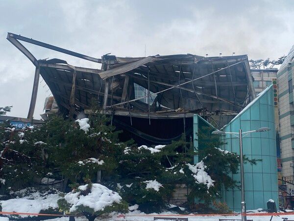 분당오리역 부근에 위치한 드림시티 주택홍보관이 27일 밤&nbsp; 발생한 화재로 인해 전소된 모습. [사진=드림하우징]