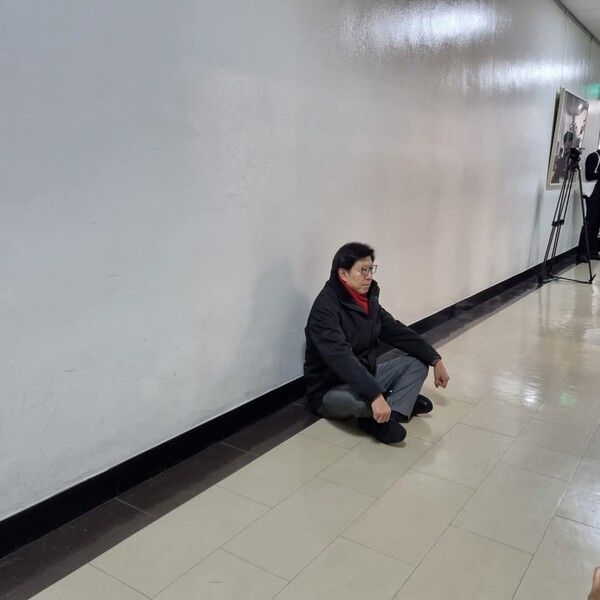 박형준 부산시장이 피켓 시위 대신 바닥에 앉아 '피켓 없는 연좌 농성'을 하고 있다[사진=부산시]