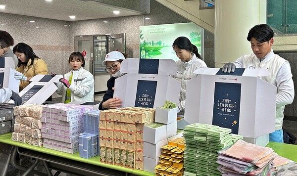 롯데칠성음료 관계자들이 ‘빛나는 너의 날’ 지원 사업으로 제공할 물품을 준비하고 있다. [사진=롯데칠성음료]
