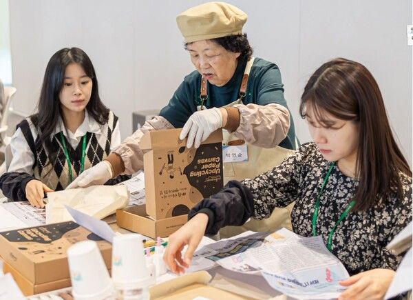 ‘희망의 종이캔버스 만들기’ 캠페인에 참여한 HD현대오일뱅크 임직원들의 모습 [사진=HD현대오일뱅크]