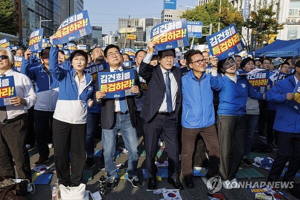 더불어민주당 이재명 대표와 박찬대 원내대표를 비롯한 의원들이 2일 서울 중구 서울역 일대에서 더불어민주당 주최로 열린 김건희 윤석열 국정농단 규탄·특검 촉구 국민행동의 날에 참석해 초청가수의 음악에 맞춰 어깨동무를 하고 있다. 2024.11.2 [사진=연합뉴스]