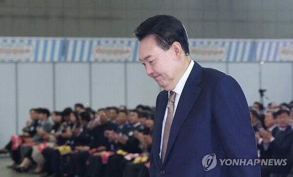 윤석열 대통령이 31일 경기도 고양시 킨텍스에서 열린 '2024 대한민국 소상공인대회 개막식'에 참석해 축사를 위해 단상으로 향하고 있다. 2024.10.31 [대통령실통신사진기자단] [사진=연합뉴스]