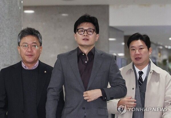 국민의힘 한동훈 대표가 29일 국회 의원회관에서 열린 우주항공산업발전포럼 주최 정책 토론회에 참석하기 위해 걸어가고 있다. 2024.11.29 [사진=연합뉴스]