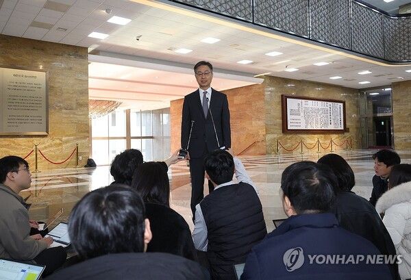 최재해 감사원장이 29일 국회 예결위 회의에 입장하며 자신에 대한 탄핵소추안 관련 입장을 말하고 있다. 2024.11.29 [사진=연합뉴스]