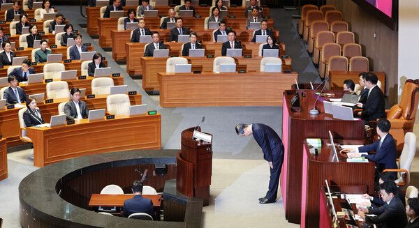 한덕수 국무총리가 4일 오전 국회에서 열린 본회의에서 2025년도 예산안 및 기금운용계획안에 대한&nbsp;시정연설에 앞서 인사하고 있다. [사진=연합뉴스]