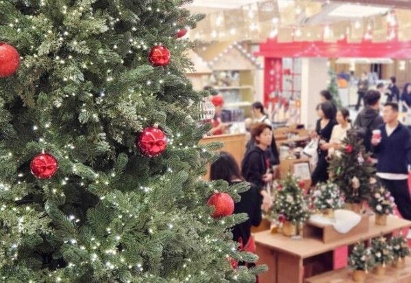 신세계백화점이 실내 '크리스마스 마켓' 팝업스토어를 12월 25일까지 운영한다. [사진=신세계백화점]