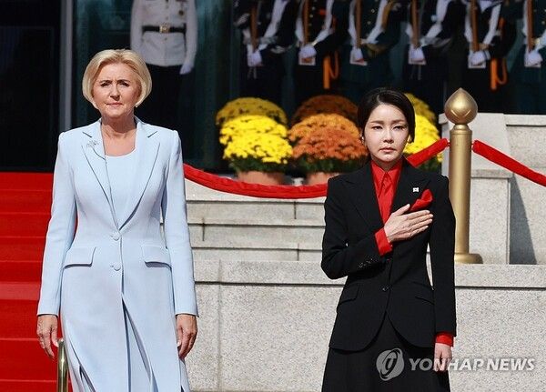 윤석열 대통령의 부인 김건희 여사가 24일 서울 용산 대통령실 앞 잔디마당에서 열린 안제이 두다 폴란드 대통령 국빈 방한 공식 환영식에서 아가타 코른하우저 두다 여사와 함께 자리하고 있다. 2024.10.24 [사진=연합뉴스]