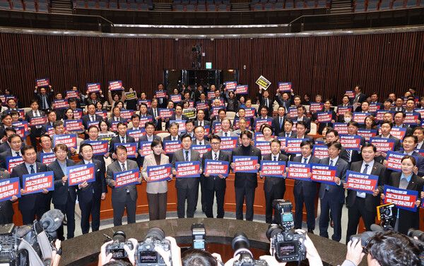 더불어민주당 의원들이 4일 오전 서울 여의도 국회에서 열린 의원총회에서 김건희 여사에 대한 특검과 '명태균 의혹'에 대한 윤석열 대통령의 해명을 요구하며 구호를 외치고 있다. [사진= 연합뉴스]