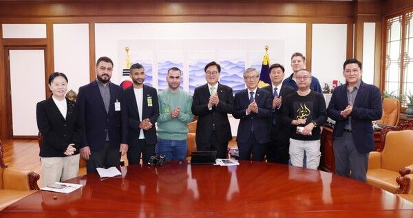 우원식 국회의장이 4일 오후 의장집무실에 ‘힌츠페터 국제보도상’ 수상자들을 초청해 격려했다. [사진=의장실 제공]