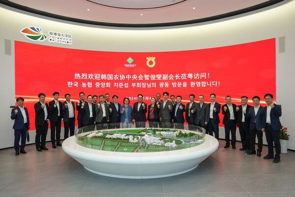 11월 4일 중국 광동성 혜주시 소재 공소합작연합사 산하 기관에서, 농협중앙회 지준섭 부회장(왼쪽 12번째)과 광동성 공소합작연합사 이에 메이펀 주임(왼쪽 13번째)이 환영행사 후 기념촬영을 하고 있다. [사진=농협중앙회]