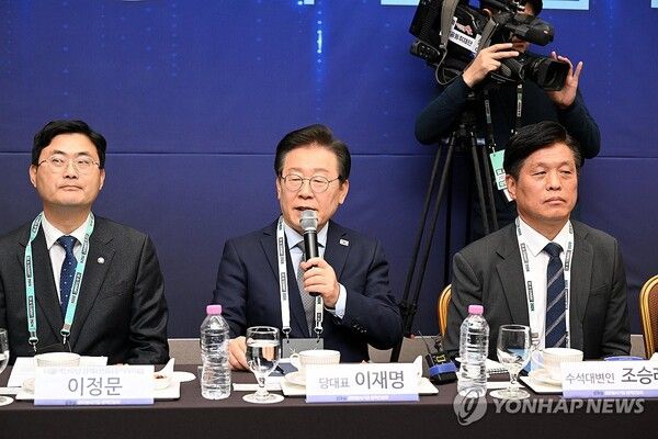 더불어민주당 이재명 대표가 4일 오후 서울 강남구 삼성동 코엑스에서 열린 SK AI서밋-더불어민주당 '글로벌AI기업 정책간담회'에서 발언하고 있다. 2024.11.4 [국회사진기자단] [사진=연합뉴스]