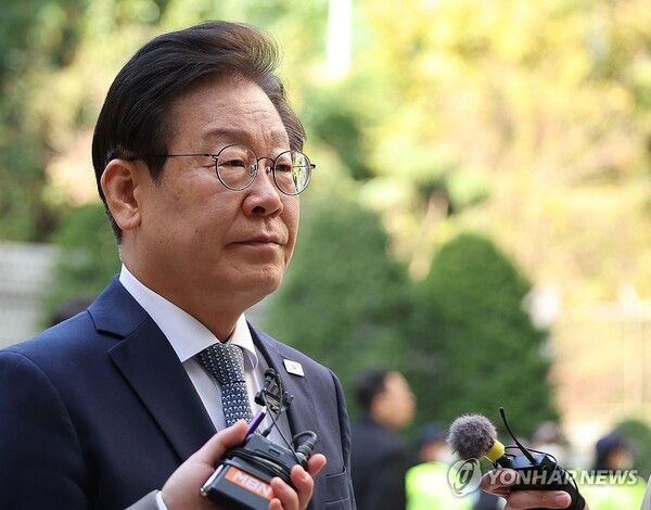 더불어민주당 이재명 대표가 5일 오전 서울 서초구 서울중앙지법에서 열린 '대장동 배임·성남FC 뇌물' 관련 1심 속행 공판에 출석하기 위해 법정으로 향하고 있다. 2024.11.5 [사진=연합뉴스]