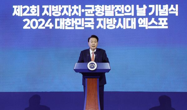 윤석열&nbsp;대통령이 6일 강원도 춘천 송암스포츠타운 실내테니스장에서 열린 '2회 지방자치·균형발전의 날 기념식'에 참석해 기념사를 하고 있다.[사진=연합뉴스]