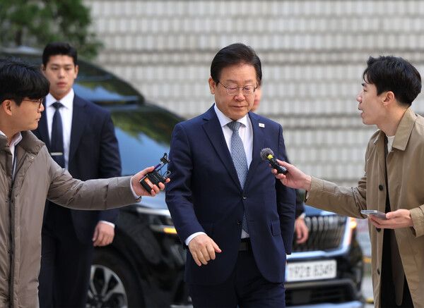 더불어민주당 이재명 대표가 5일 오전 서울 서초구 서울중앙지법에서 열린 '대장동 배임·성남FC 뇌물' 관련 1심 속행 공판에 출석하기 위해 법정으로 향하고 있다. 2024.11.5 [사진=연합뉴스]