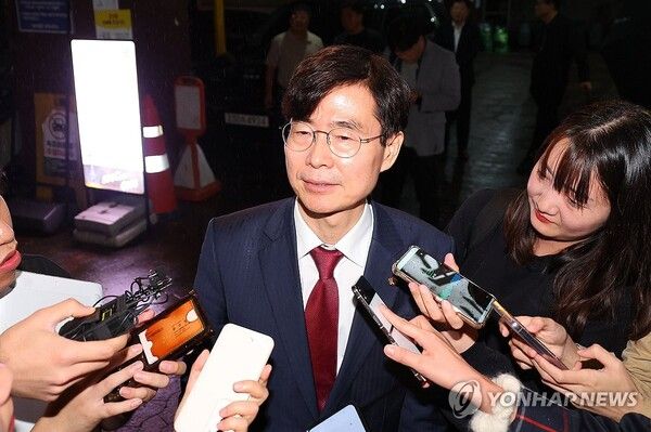 취재진 질문에 답하는 조경태 의원 [사진=연합뉴스]