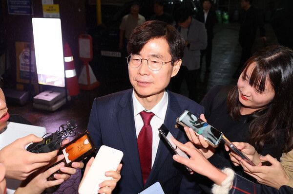 국민의힘 조경태 의원이 22일 오후 서울 여의도의 한 식당에서 한동훈 대표와 친한계 의원 만찬 회동을 마친 후 취재진 질의에 답하고 있다. 2024.10.22