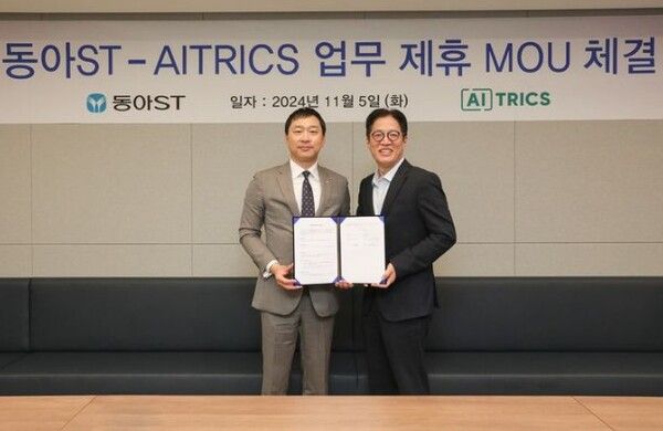 지난 5일 열린 동아에스티-에이아이트릭스 디지털 헬스케어 사업 업무협약 체결식에서 정재훈 동아에스티 사장(왼쪽)과 김광준 에이아이트릭스 대표가 기념 사진을 촬영하고 있다 [사진=동아에스티]