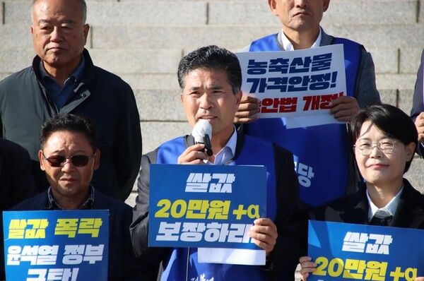 쌀값 정상화를 위한 특단의 대책을 촉구하며 농민단체-민주당·진보당 공동 기자회견을 개최했다. [사진=이원택 의원실 제공]