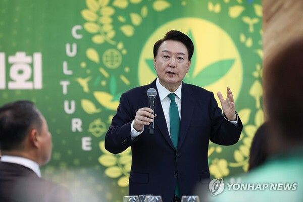 윤석열 대통령이 5일 경기도 고양 킨텍스에서 열린 '2024 전국새마을지도자대회'에 참석한 뒤 오찬 자리에서 새마을 지도자들을 격려하며 발언하고 있다. 2024.11.5 [대통령실 제공. 재판매 및 DB 금지] [사진=연합뉴스]