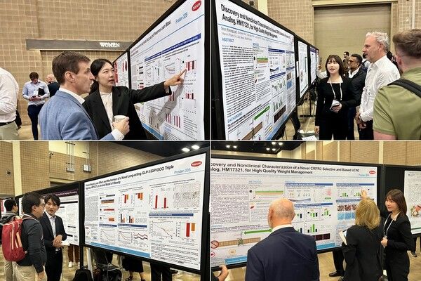 한미약품 R&D센터 권현주 연구원(왼쪽 위부터 시계방향으로), 이선명 연구원, 김정국 그룹장이 미국비만학회(Obesity Week)에서 H.O.P 프로젝트 내 비만 신약 과제들의 연구 결과 3건이 담긴 포스터 내용을 설명하고 있다.[사진=한미약품]