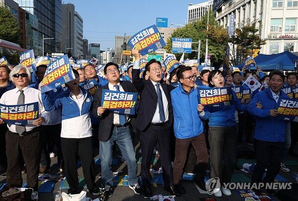더불어민주당 이재명 대표, 박찬대 원내대표 등 지도부가 2일 서울 중구 서울역 일대에서 더불어민주당 주최로 열린 김건희 윤석열 국정농단 규탄·특검 촉구 국민행동의날에 참가해 구호를 외치고 있다. 2024.11.2 [사진=연합뉴스]